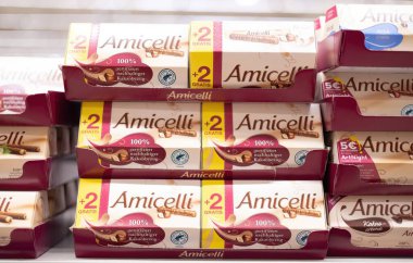 Amicelli çikolata ürünlerinin iyi düzenlenmiş bir gösterisi. Ek temyiz için ambalajla ilgili özel bir teklif sunulacak. - FRANKFURT, Almanya - 21 Mart 2025