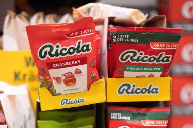 Renkli bir Ricola bitkisel şekeri gösterisi farklı tatlar ve perakende raflarında çekici bir tasarım sergiliyor. - FRANKFURT, Almanya - 21 Mart 2025