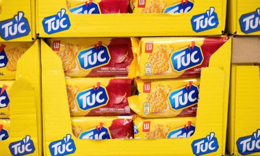 Canlı ambalajlı Tuc paprika krakerlerinin çarpıcı bir gösterisi. Atıştırma deneyimlerinin lezzetini ve eğlencesini vurguluyor. - FRANKFURT, Almanya - 21 Mart 2025