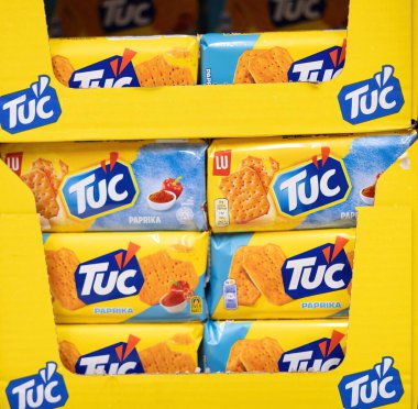 Canlı ambalajlı Tuc paprika krakerlerinin çarpıcı bir gösterisi. Atıştırma deneyimlerinin lezzetini ve eğlencesini vurguluyor. - FRANKFURT, Almanya - 21 Mart 2025