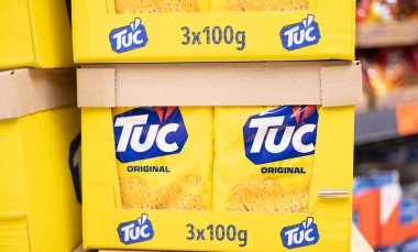 Canlı ambalajlı Tuc paprika krakerlerinin çarpıcı bir gösterisi. Atıştırma deneyimlerinin lezzetini ve eğlencesini vurguluyor. - FRANKFURT, Almanya - 21 Mart 2025