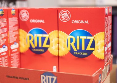 Ritz kraker kutularından oluşan düzenli bir düzenleme, marka tanıma ve ürünün raftaki klasik cazibesini vurguluyor. - FRANKFURT, Almanya - 21 Mart 2025