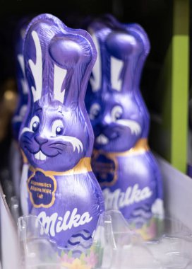 Bu resimde Milka 'dan enfes mor çikolatalı tavşanlar var. Paskalya kutlamaları için harika tasarımları var. - FRANKFURT, Almanya - 21 Mart 2025