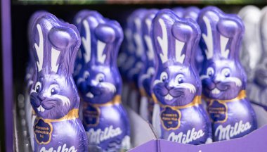 Bu resimde Milka 'dan enfes mor çikolatalı tavşanlar var. Paskalya kutlamaları için harika tasarımları var. - FRANKFURT, Almanya - 21 Mart 2025