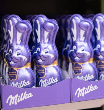 Bu resimde Milka 'dan enfes mor çikolatalı tavşanlar var. Paskalya kutlamaları için harika tasarımları var. - FRANKFURT, Almanya - 21 Mart 2025