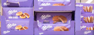 Milka Çikolata Ürünleri 'nin çekici bir düzenlemesi. Çeşitli tipleri vurguluyor, perakende ortamında hoş bir hoşgörü sunuyor. - FRANKFURT, Almanya - 21 Mart 2025