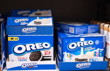 Renkli bir perakende mağaza ortamında belirgin marka ve tasarımlarını sergileyen Oreo kurabiye kutularının canlı bir gösterisi. - FRANKFURT, Almanya - 21 Mart 2025