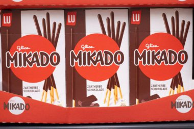 Bu cazip görüntü Glico Mikado çikolata çubuklarını gösteriyor, çekici ambalajlarını ve atıştırmalık aşıkları için lezzetli lezzetlerini sergiliyor. - FRANKFURT, Almanya - 21 Mart 2025