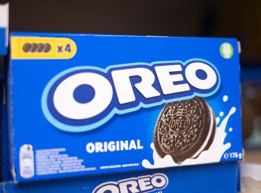 Orijinal Oreo kurabiyelerinden oluşan klasik bir kutu nesiller boyu kurabiye hayranlarını memnun eden ikonik markaların sergilendiği bir kutu. - FRANKFURT, Almanya - 21 Mart 2025