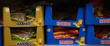 Renkli Haribo ekşi şekerleri açık kaplarda sergilenerek, tüketiciler için canlı cazibeleri ve neşeli şekilleri vurgulanıyor. - FRANKFURT, Almanya - 21 Mart 2025