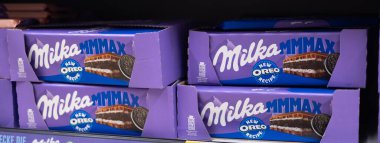 Bozuk Milka çikolatası, kendine özgü kremsi dokusuyla, onları her yerdeki çikolata severler için ideal bir ikram haline getiriyor. - FRANKFURT, Almanya - 21 Mart 2025