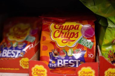 Çekici lolipoplar tatlıya düşkün çocuklar ve yetişkinler için mükemmel bir ziyafet. - FRANKFURT, Almanya - 21 Mart 2025