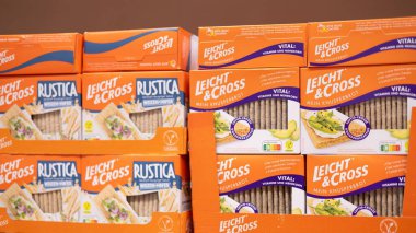 Çeşit çeşit çıtır kraker ve ekmek çubukları. Sosla, aperatiflerle ya da atıştırmalıklarla eşleşmek için mükemmel. - FRANKFURT, Almanya - 21 Mart 2025