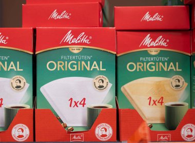 Melitta kahve filtre poşetleri düzgün bir şekilde rafa dizilmiş, mükemmel kahve demlemek için gerekli aletleri sergiliyor. - FRANKFURT, Almanya - 21 Mart 2025