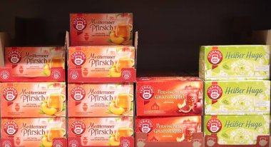 Çeşitli meyveli tatların sergilendiği renkli çay kutuları, canlı ambalajlarla müşterileri cezbediyor. - FRANKFURT, Almanya - 21 Mart 2025