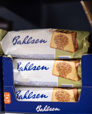 Bahlsen 'in pişirdiği ürünler bir rafa güzelce yerleştirilmiş ve müşteriler için lezzetli atıştırmalıklar sunuluyor. - FRANKFURT, Almanya - 21 Mart 2025