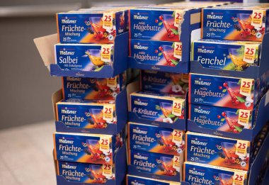 Messmer bitkisel çay kutularının çeşitli çeşitleri, bitkisel çayların rahatlatıcı tatlarını ve sağlığa faydalarını vurgulayarak güzel bir şekilde düzenlenmiştir. - FRANKFURT, Almanya - 21 Mart 2025