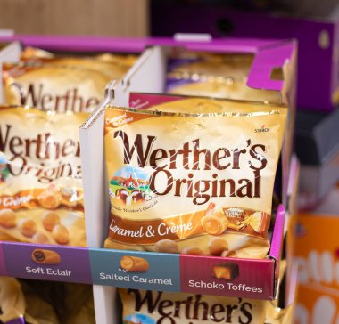 Werther 'in orijinal karamelli şekerlemeleri marketin rafındaki şekerseverler için çıtır çıtır paketler halinde hazırlandı. - FRANKFURT, Almanya - 21 Mart 2025