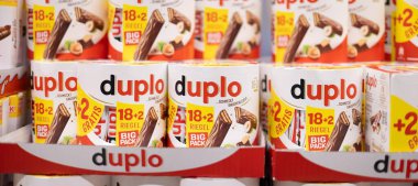 Duplo çikolatalı fındıklı çikolataların renkli bir görüntüsü büyük bir kabın içinde, paylaşmak ya da şımartmak için mükemmel. - FRANKFURT, Almanya - 21 Mart 2025