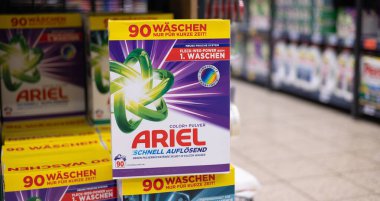 Bu resimde belirgin bir şekilde sergilenen, canlı markalaşma ve kullanım detaylarını gösteren Ariel çamaşır tozu kutusu yer alıyor. - FRANKFURT, Almanya - 21 Mart 2025