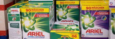 Bu resimde belirgin bir şekilde sergilenen, canlı markalaşma ve kullanım detaylarını gösteren Ariel çamaşır tozu kutusu yer alıyor. - FRANKFURT, Almanya - 21 Mart 2025