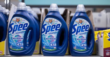 Tazeliği vurgulayan çarpıcı bir çamaşır deterjanı şişesi gösterisi ve tüketiciler için temiz çamaşır çözümleri. - FRANKFURT, Almanya - 21 Mart 2025