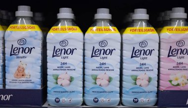 Bu görüntüde, rahatlatıcı tasarımı ve tazelik profilini vurgulayan Lenor kumaş klima şişeleri yer almaktadır. - FRANKFURT, Almanya - 21 Mart 2025