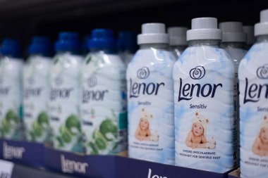 Bu görüntüde, rahatlatıcı tasarımı ve tazelik profilini vurgulayan Lenor kumaş klima şişeleri yer almaktadır. - FRANKFURT, Almanya - 21 Mart 2025