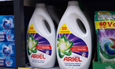 Ariel sıvı deterjan şişelerinin şık bir düzenlemesi ideal leke temizleme ve canlı çamaşır bakımı vaat ediyor. - FRANKFURT, Almanya - 21 Mart 2025