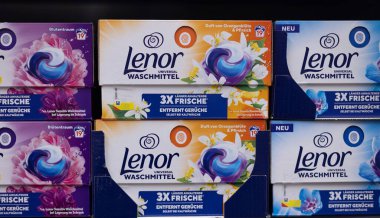 Rafta renkli renkli kutular dolusu Lenor evrensel deterjan, canlı tasarımlar ve çeşitli taze koku seçenekleri sergiliyor. - FRANKFURT, Almanya - 21 Mart 2025
