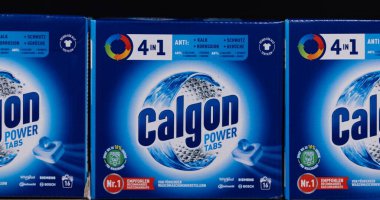 Görüntü, Calgon Power Tas ambalajlarını yakalıyor, markanın etkili çamaşır çözümleri ve temizliğe olan bağlılığını vurguluyor. - FRANKFURT, Almanya - 21 Mart 2025