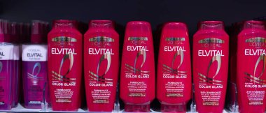Bu resim, canlı ambalajlarını ve kaliteli markalarını vurgulayarak, düzgün düzenlenmiş Elvital saç bakım ürünlerini içeriyor. - FRANKFURT, Almanya - 21 Mart 2025