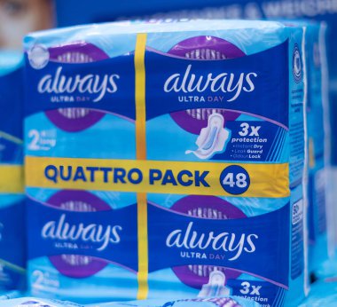 Her zaman Ultra Day hijyen pedleri, renkli bir pakette kadın hijyen ihtiyaçlarını ve konforunu temsil eder. - FRANKFURT, Almanya - 21 Mart 2025