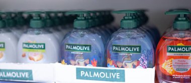 Bu resim Palmolive sıvı sabun şişelerini sergiliyor, zengin renklerini vurguluyor ve etkili pazarlama için çekici bir tasarım sergiliyor. - FRANKFURT, Almanya - 21 Mart 2025
