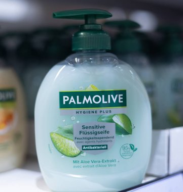 İçinde Palmolive 'in eşsiz formülü olan sıvı sabun şişesi hassas cilt suyu için aloe vera ile rahatlatıcı bir tasarım. - FRANKFURT, Almanya - 21 Mart 2025