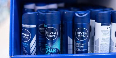 Nivea Men ürünlerinin modern insanlar için tasarlanmış koruyucu formüllerini vurgulayan büyüleyici bir görüntü. - FRANKFURT, Almanya - 21 Mart 2025