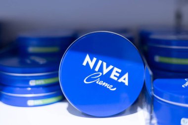 Nivea Creme 'in ikonik mavi kavanozu klasik tasarımını sergiliyor, tüm cilt türlerini nemlendirmek ve beslemek için ideal. - FRANKFURT, Almanya - 21 Mart 2025