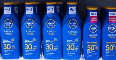 Çeşitli NIVEA Sun ürünleri güneş koruma seçenekleri sunarken, cilt için SPF 30 seçenekleri sunuyor. Plaj aşıkları ve açık hava aktiviteleri için ideal. - FRANKFURT, Almanya - 21 Mart 2025
