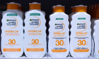 Garnier güneş koruma losyonları belirgin bir şekilde istiflenerek, kullanıcılara temel güneş koruması sunan cilt bakımı çözümlerini vurguluyor. - FRANKFURT, Almanya - 21 Mart 2025