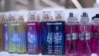 Bir Playboy parfüm koleksiyonu, her biri kendine özgü bir cazibe ve kişilik hissi uyandıran farklı tasarımlara sahip. - FRANKFURT, Almanya - 21 Mart 2025