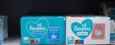 Bez bezlerinin temiz ve parlak bir şekilde gösterilmesi genç çocuklar için temiz ve hassas seçenekleri vurguluyor. - FRANKFURT, Almanya - 21 Mart 2025