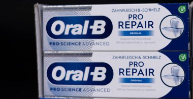 Diş macunu ambalajını profesyonel ve cilalı bir şekilde vurgulayan Oral-B Pro Tamir Paketi 'nin yakın çekimi. - FRANKFURT, Almanya - 21 Mart 2025