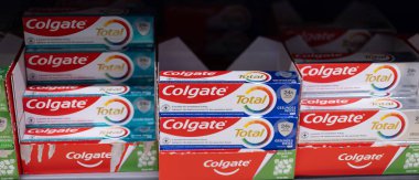 Colgate Toplam diş macunu kutuları çok çeşitli tüketiciler için tasarlanmış etkili oral bakım çözümleri sergiliyor. - FRANKFURT, Almanya - 21 Mart 2025