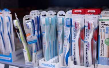 Perakende satış ortamında diş bakımı ürünleri arayan tüketicilere yönelik seçenekleri vurgulayan çeşitli diş fırçaları sergilendi. - FRANKFURT, Almanya - 21 Mart 2025