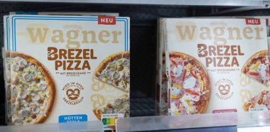 Klasik bir tasarımı yansıtan dondurulmuş bir pizza. Çekici sunumunu vurgulayan lezzetli malzemeler içeriyor. - FRANKFURT, Almanya - 21 Mart 2025
