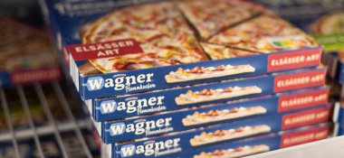 Wagner ambalajda dondurulmuş pizza, hızlı yemekler ve aile toplantıları için lezzetli bir mutfak seçeneği sunuyor. - FRANKFURT, Almanya - 21 Mart 2025
