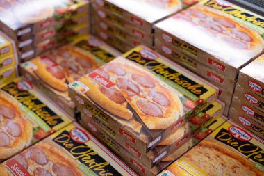 Dr. Oetker 'ın dondurulmuş lezzetli pizzaları hem salam hem de pizza sevenler için Margherita çeşitleri içeren bir buz dolabında sergileniyor. - FRANKFURT, Almanya - 21 Mart 2025