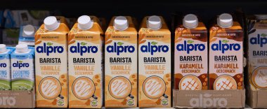 Alpro bitkisel içeceklerin canlı bir şekilde sergilenmesi sağlık bilincine sahip tüketicilere çeşitli tatlar sunuyor. - FRANKFURT, Almanya - 21 Mart 2025