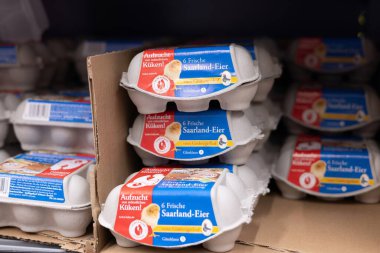 Bu görüntü, sürdürülebilirliği ve taze üretim seçeneklerini vurgulayan çevre dostu bir kutuya yerleştirilmiş taze yumurtaları yakalar. - FRANKFURT, Almanya - 21 Mart 2025