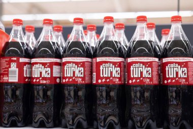 Türk meşrubatlarının belirgin markalaşma ve ambalajlarını gösteren bir raf dolusu Kola Turka şişesi. - FRANKFURT, Almanya - 21 Mart 2025